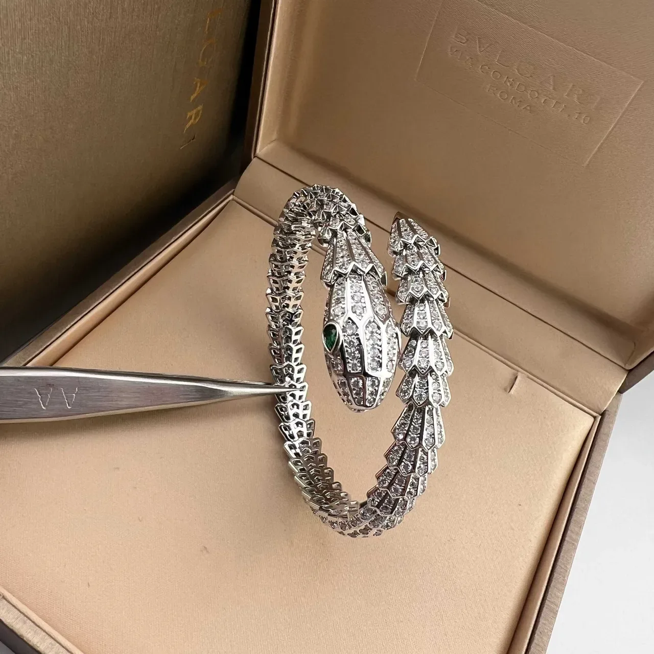 Bvlgari Serpenti सोने चांदी घुमावदार सांप पेवे सेट डायमंड्स कंगन 5