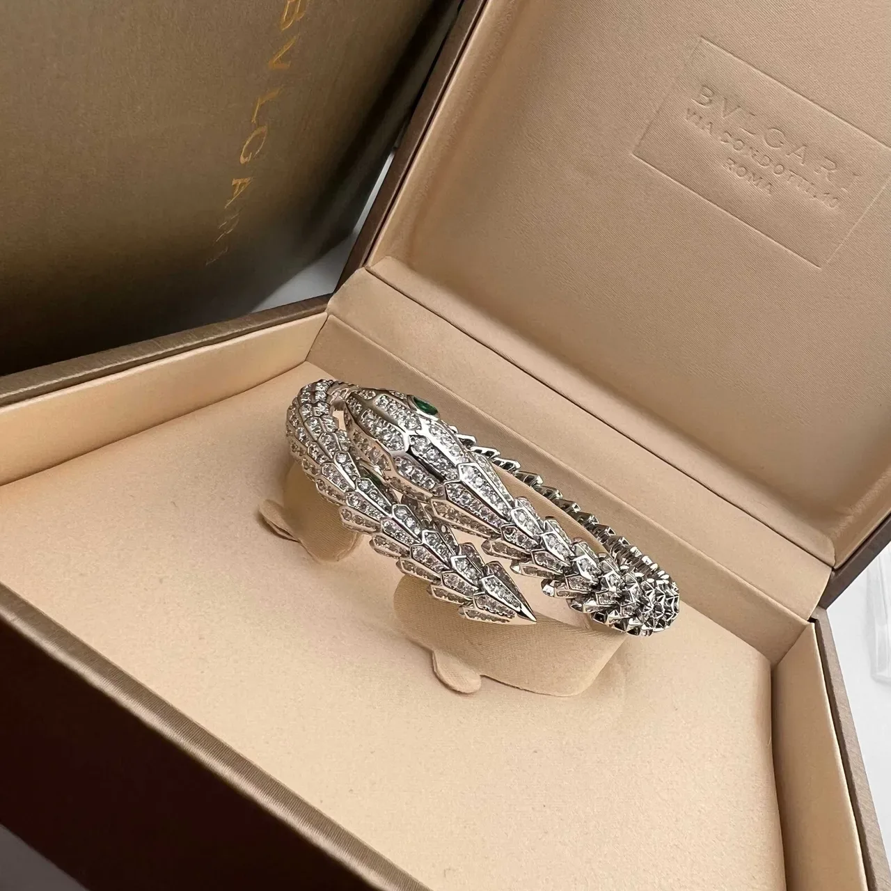 Bvlgari Serpenti सोने चांदी घुमावदार सांप पेवे सेट डायमंड्स कंगन 6