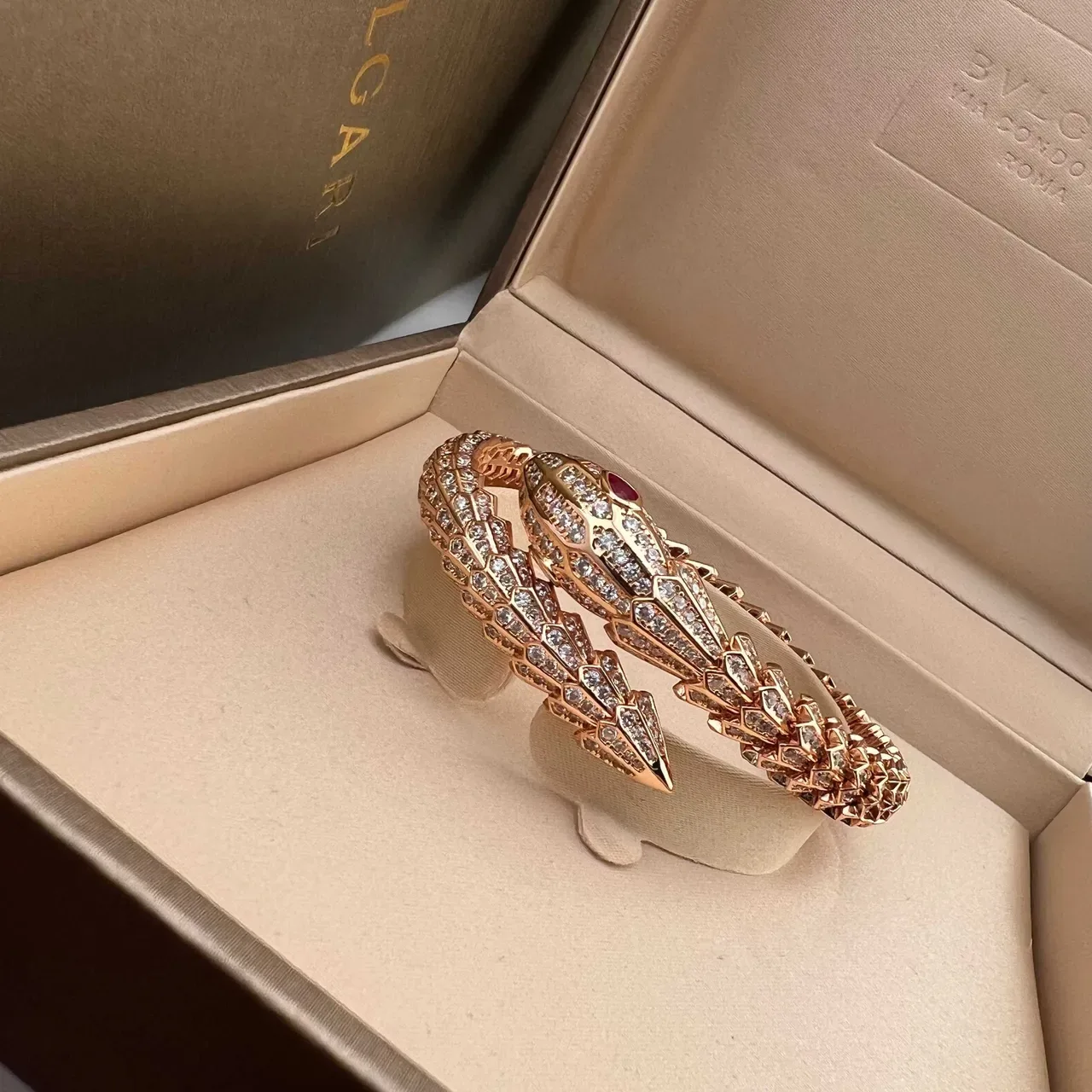 Bvlgari Serpenti सोने चांदी घुमावदार सांप पेवे सेट डायमंड्स कंगन 7