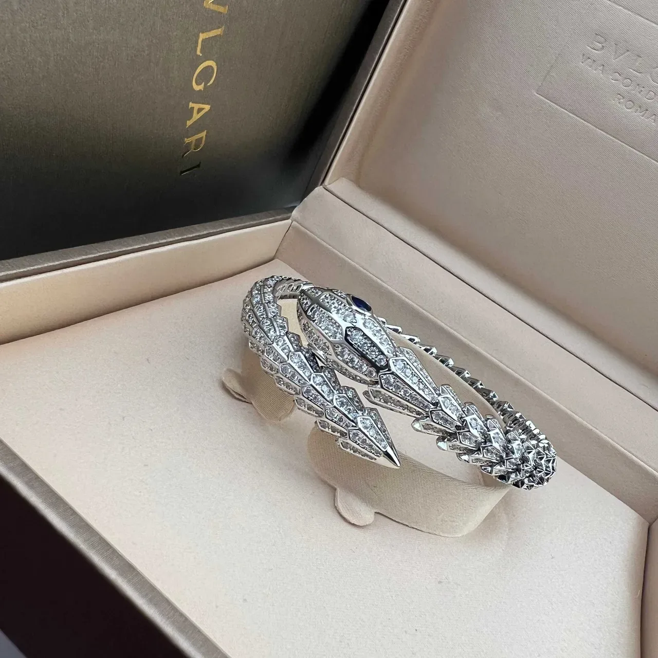 Bvlgari Serpenti सोने चांदी घुमावदार सांप पेवे सेट डायमंड्स कंगन 8