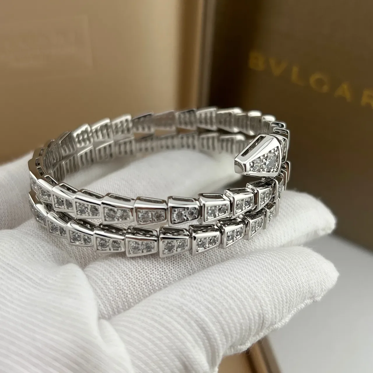 Bvlgari Serpenti 金银色 盘绕蛇形轮廓 Pavé-Set 宝石手链 2