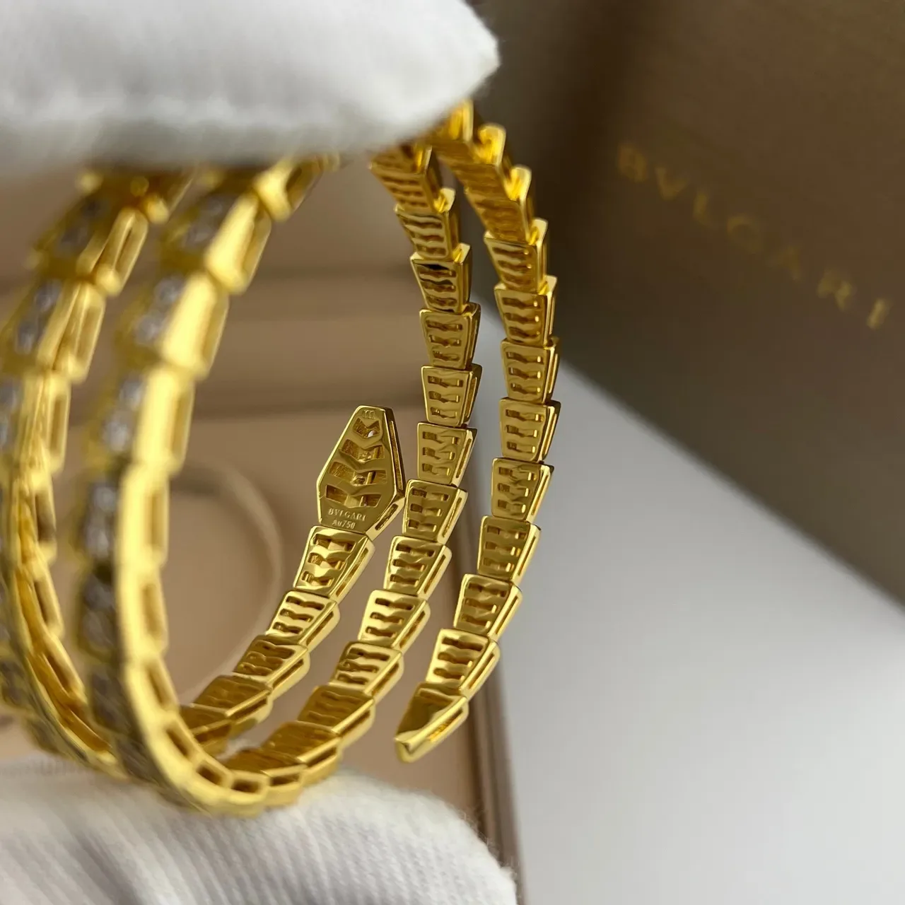 Bvlgari Serpenti 金银色 盘绕蛇形轮廓 Pavé-Set 宝石手链 3