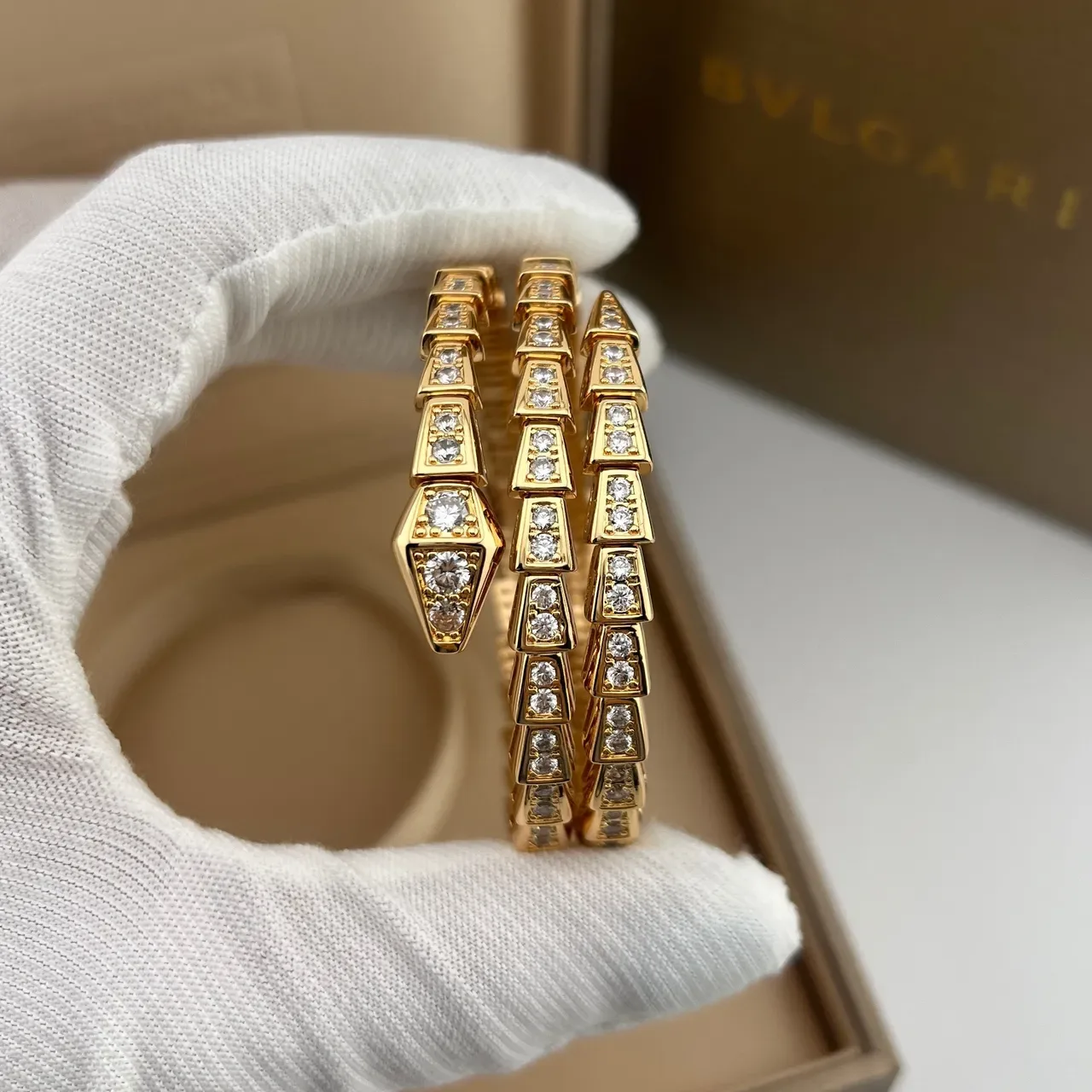 Bvlgari Serpenti 金银色 盘绕蛇形轮廓 Pavé-Set 宝石手链 4