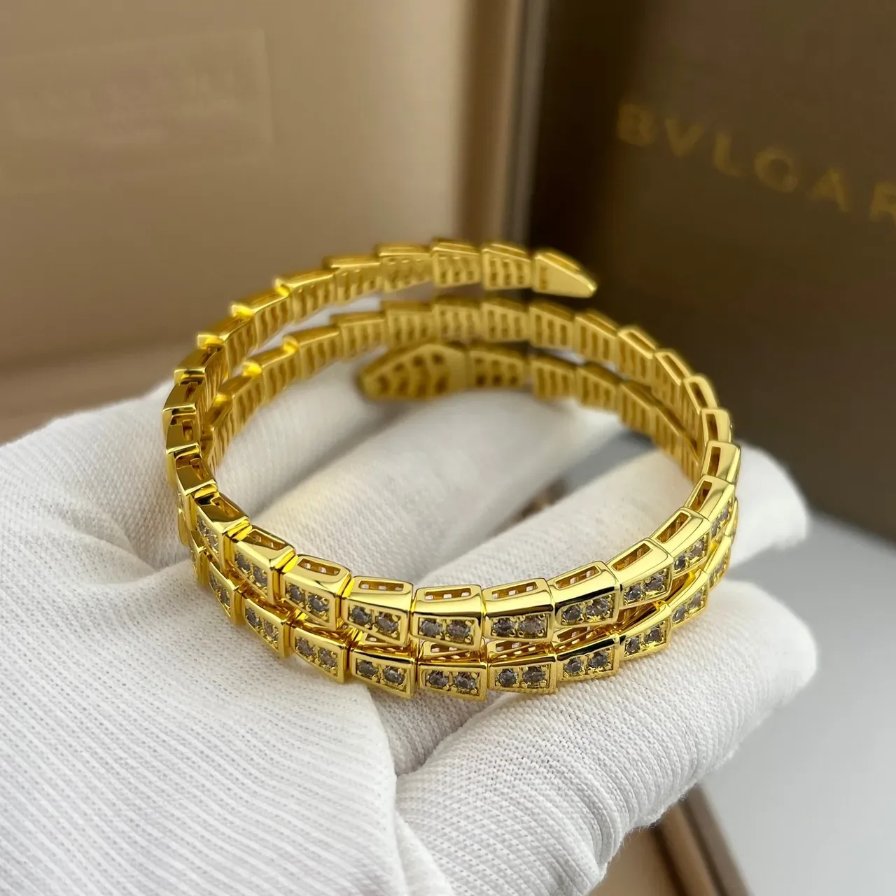 Bvlgari Serpenti 金银色 盘绕蛇形轮廓 Pavé-Set 宝石手链 5