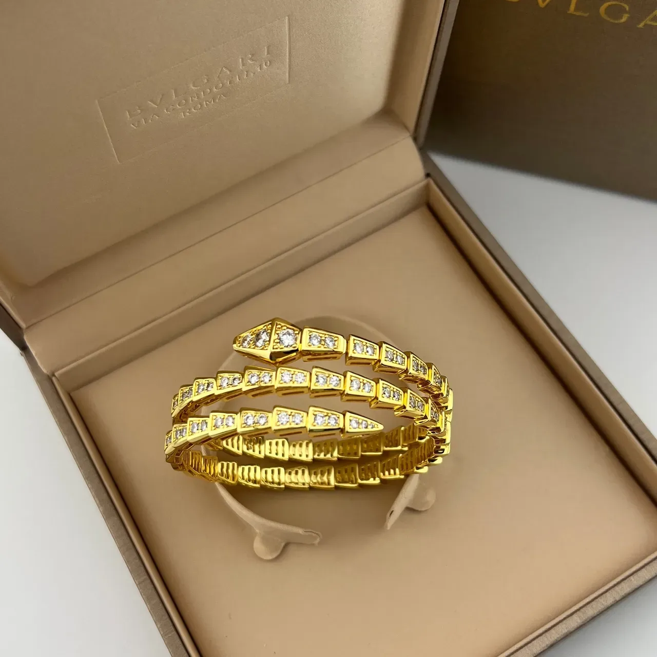 Bvlgari Serpenti 金银色 盘绕蛇形轮廓 Pavé-Set 宝石手链 6