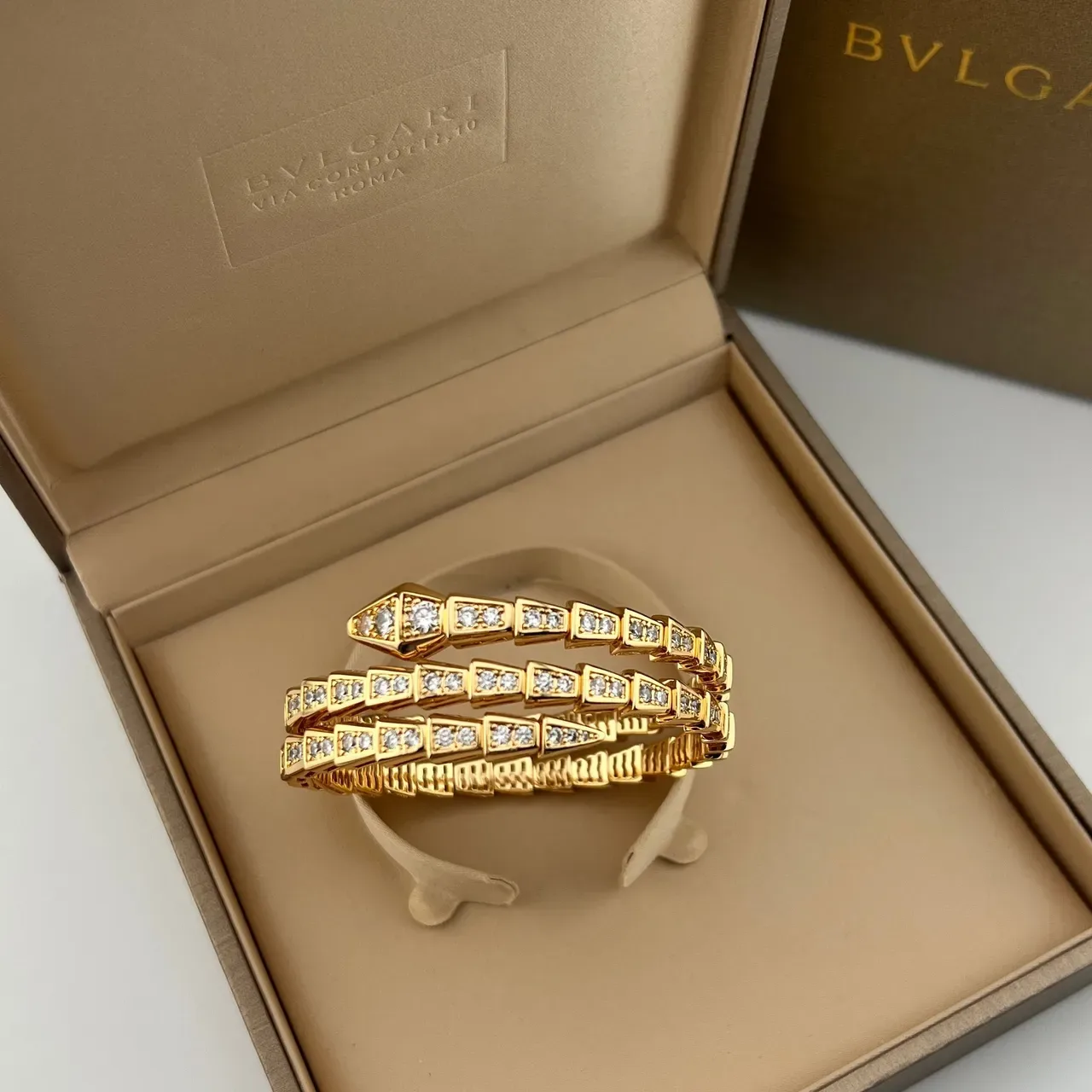Bvlgari Serpenti 金银色 盘绕蛇形轮廓 Pavé-Set 宝石手链 7