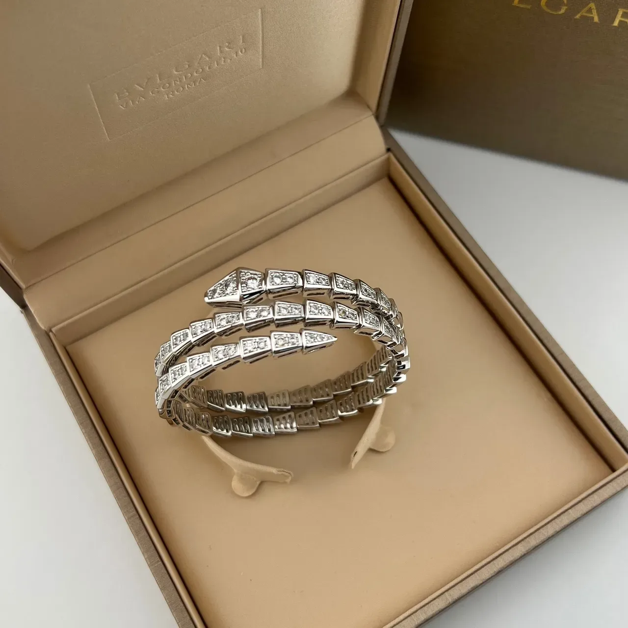 Bvlgari Serpenti 金银色 盘绕蛇形轮廓 Pavé-Set 宝石手链 8