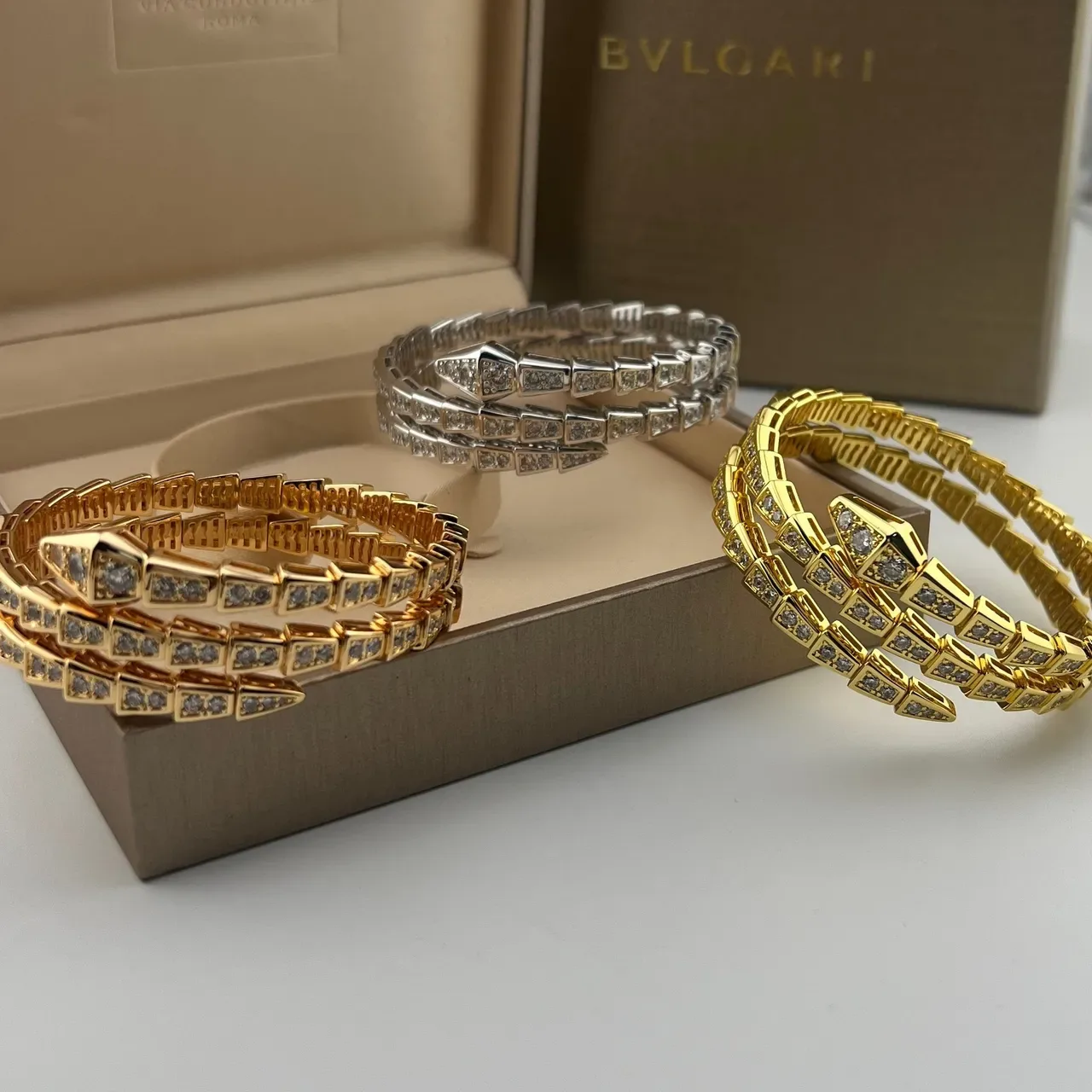 Bvlgari Serpenti 金银色 盘绕蛇形轮廓 Pavé-Set 宝石手链 9