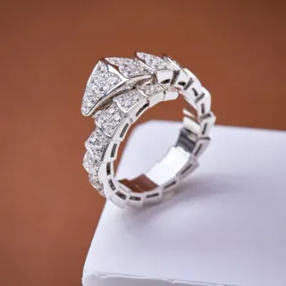 Bvlgari 银白色铰接几何带 帕维镶嵌透明宝石戒指