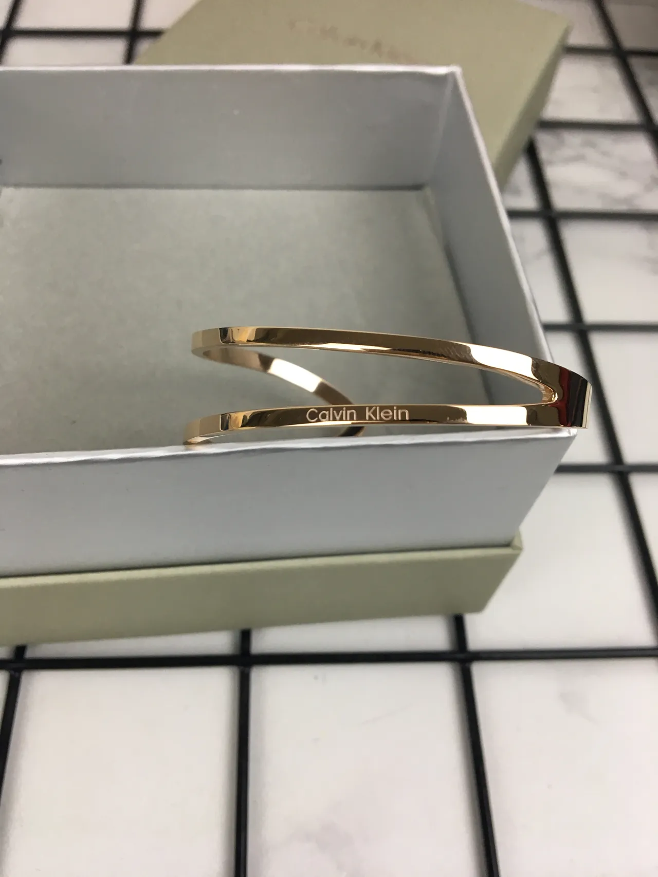 Calvin Klein Pulsera de Doble Capa Abierta Dorada 4