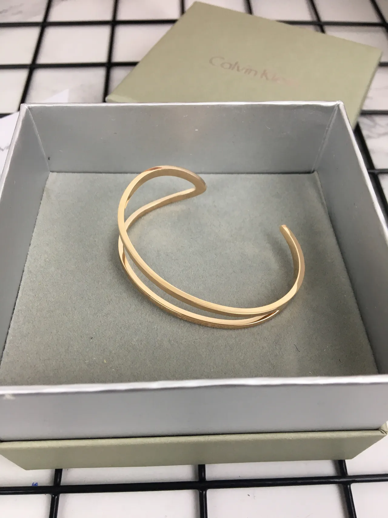 Calvin Klein Pulsera de Doble Capa Abierta Dorada 5