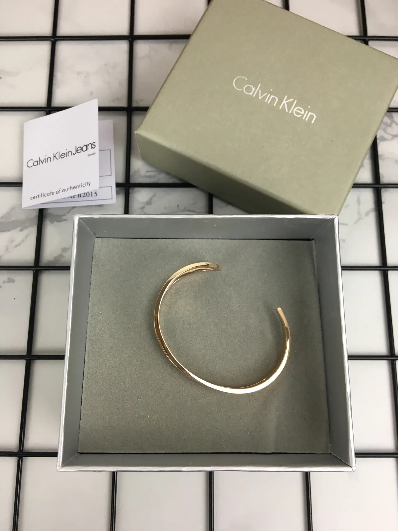 Calvin Klein Pulsera de Doble Capa Abierta Dorada 6