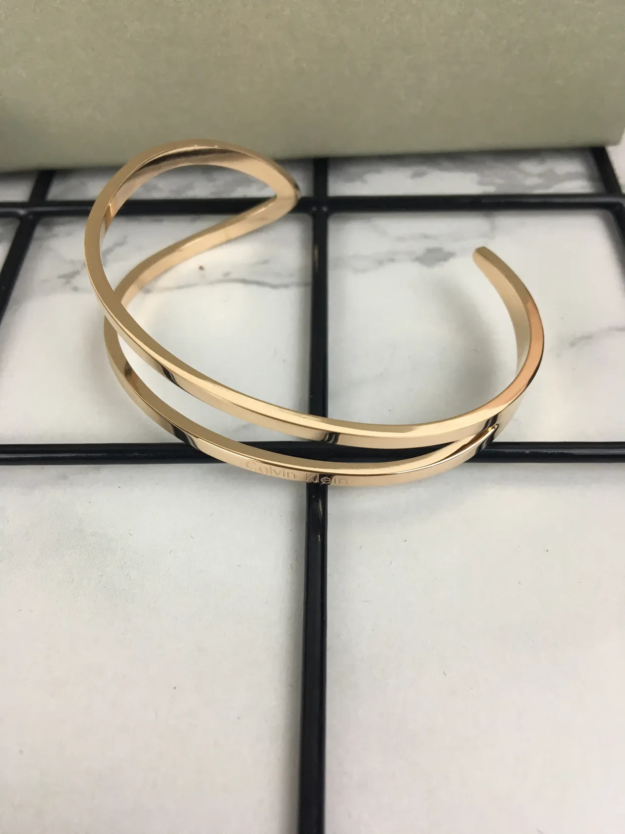 Calvin Klein Pulsera de Doble Capa Abierta Dorada 7