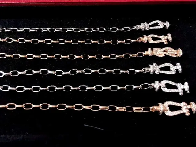 Cartier Juste un Clou Pavé Crystal 黄金和银色手链 3