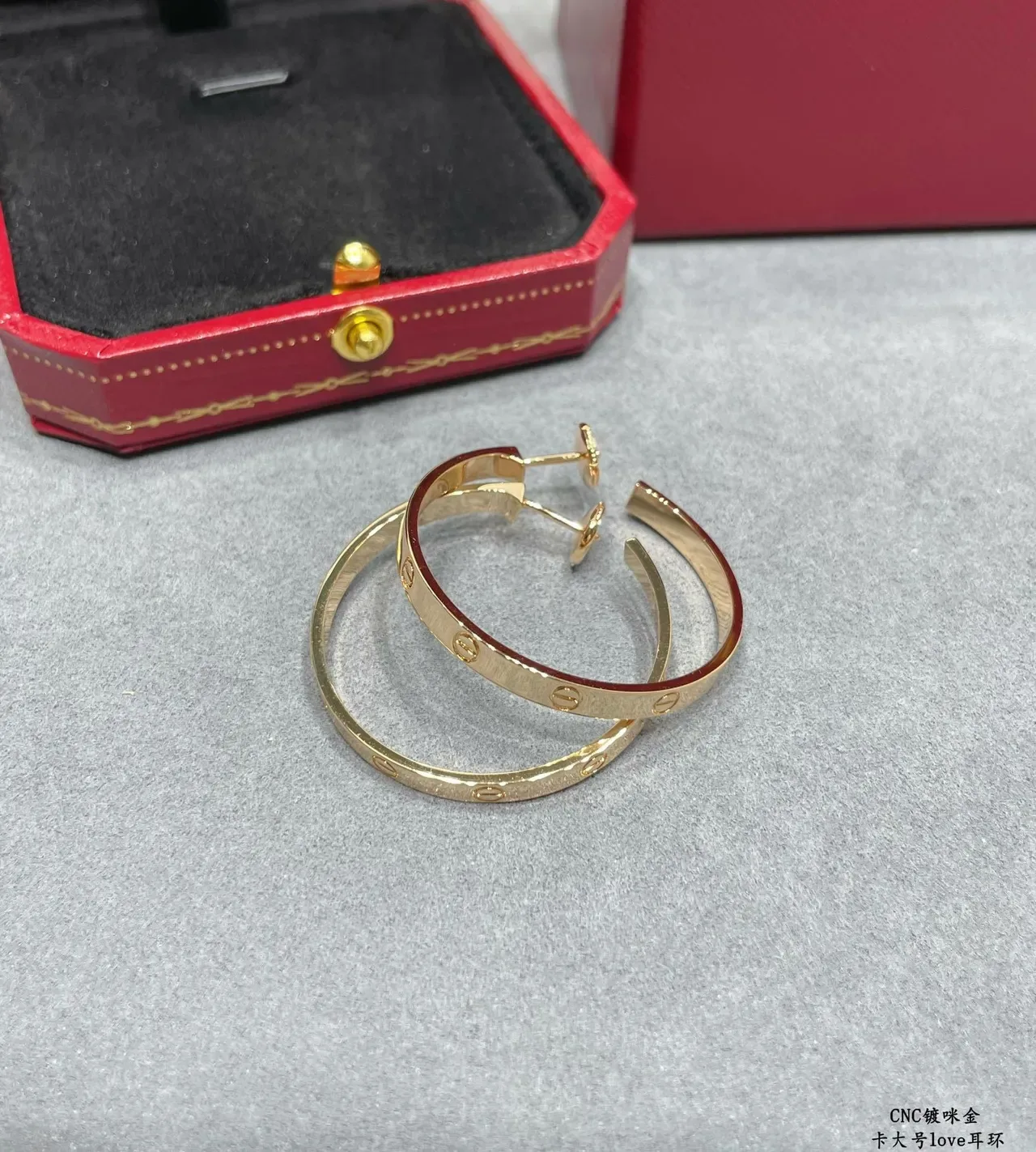 Cartier Love Brincos de aro em ouro com motivo de parafuso 2