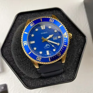 Casio montre sportive de style plongée bleu et or