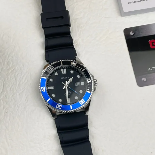 Casio Montre de plongée lunette bleue et noire quartz 6
