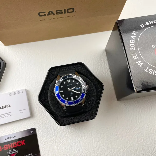 Casio Montre de plongée lunette bleue et noire quartz 8