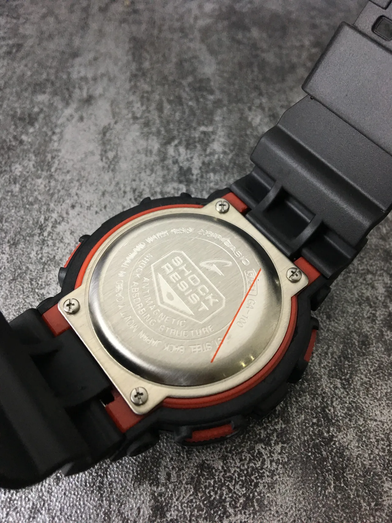Casio G-Shock GA-100 काला और लाल स्पोर्ट्स वॉच 3