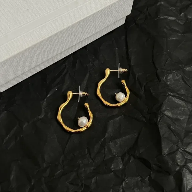 Celine أقراط لؤلؤ قطرة حلقية ملتوية ذهبية اللون 3