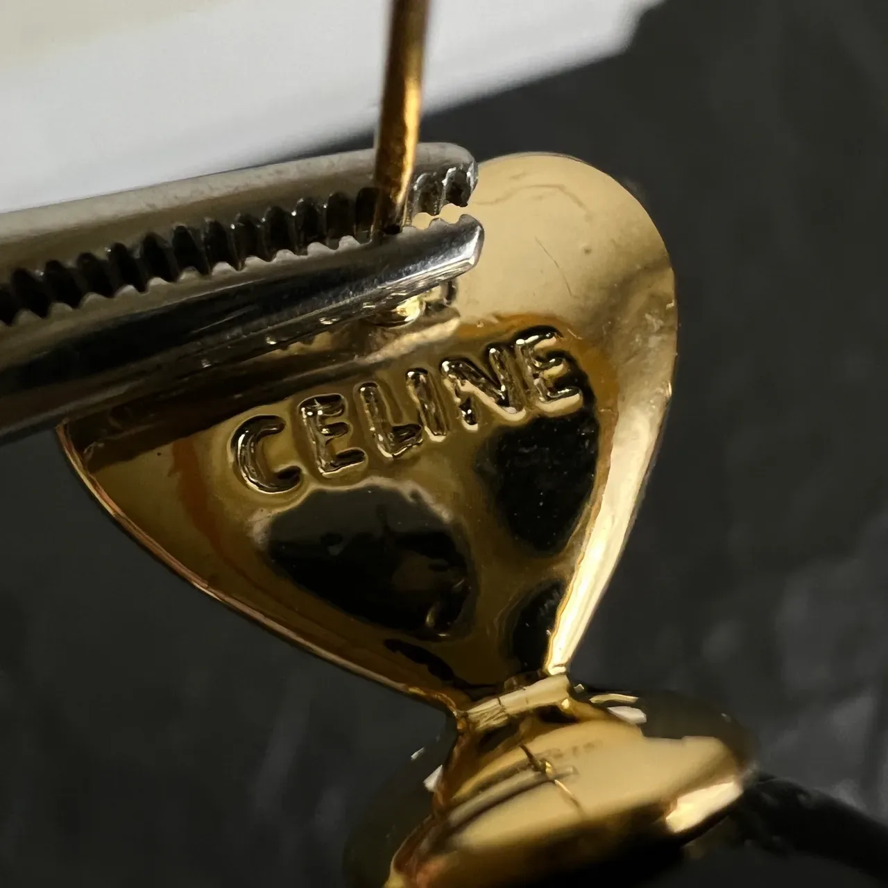 Celine Triomphe Aretes de gota con forma de corazón y perlas negras 2