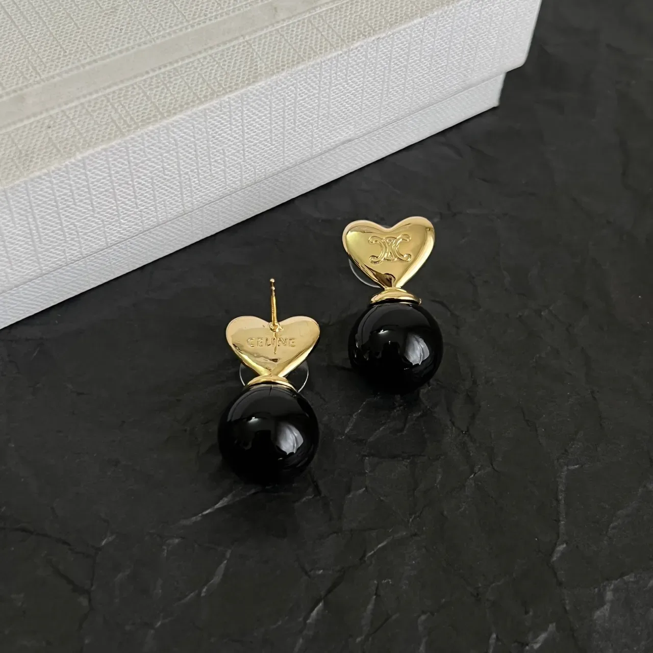 Celine Triomphe Aretes de gota con forma de corazón y perlas negras 3