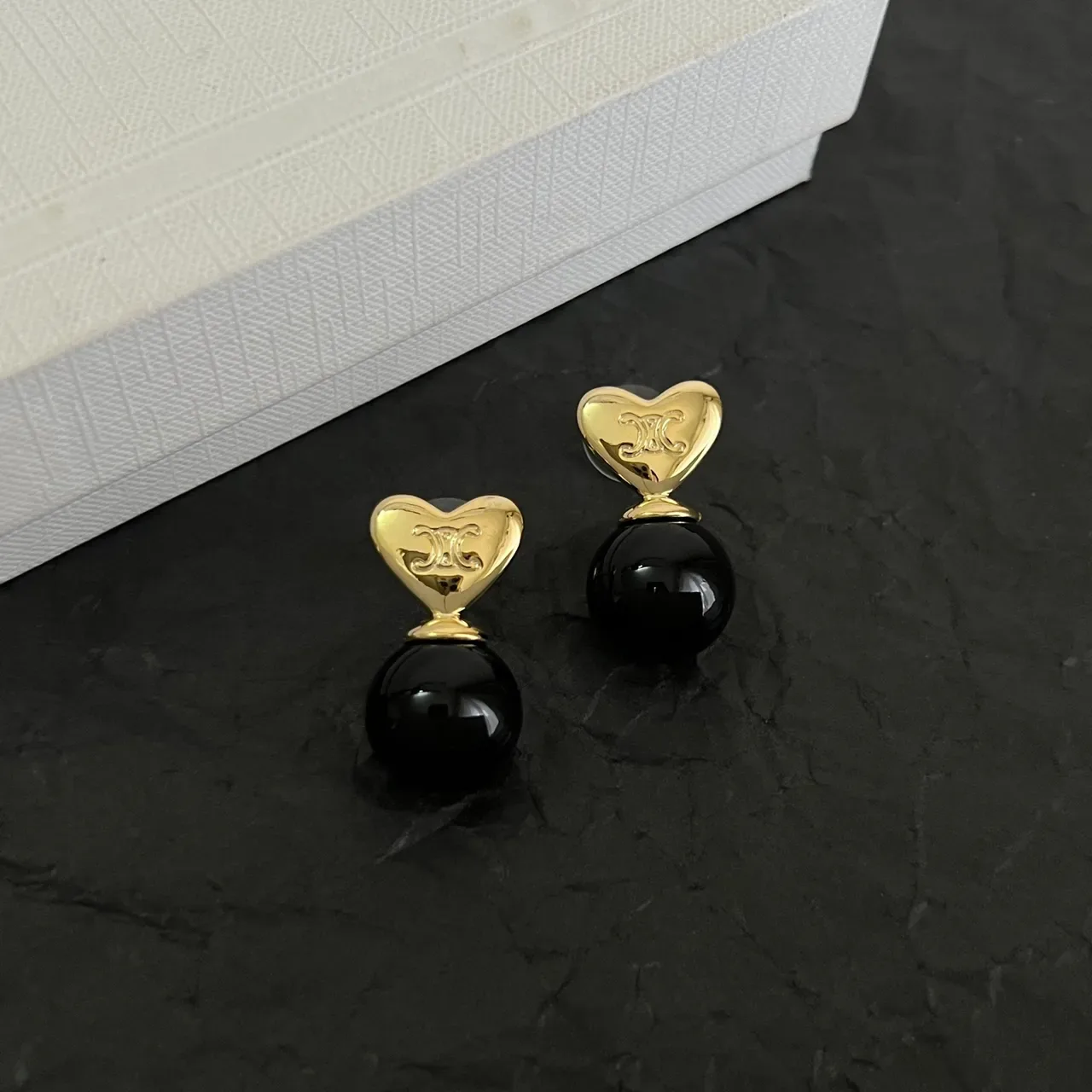 Celine Triomphe Aretes de gota con forma de corazón y perlas negras 4