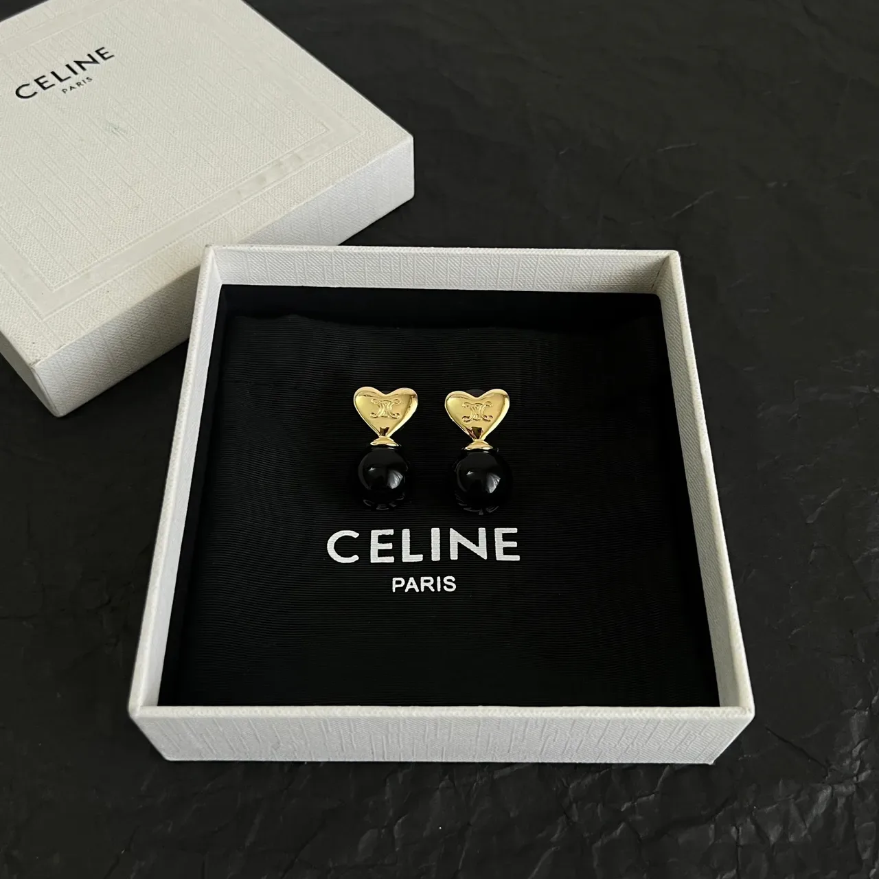 Celine Triomphe Aretes de gota con forma de corazón y perlas negras 5