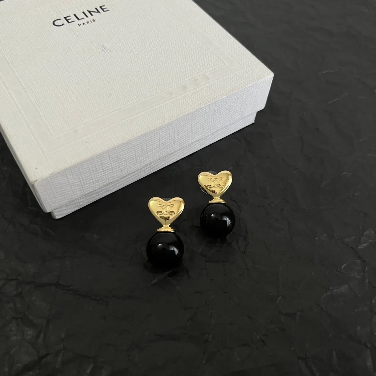 Celine Triomphe Aretes de gota con forma de corazón y perlas negras 6