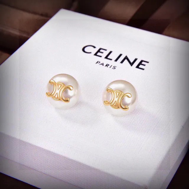 Celine Triomphe मोती और सुनहरी टोन लॉगो स्टड ईयरिंग्स 4