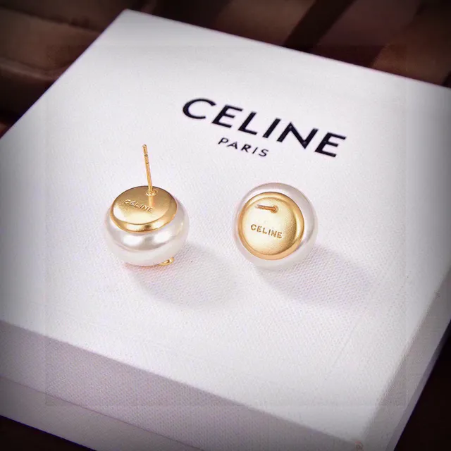Celine Triomphe मोती और सुनहरी टोन लॉगो स्टड ईयरिंग्स 5