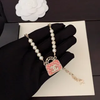 Chanel مستوحى من الحقيبة قلادة لؤلؤ وردي مينا مخطط قلادة