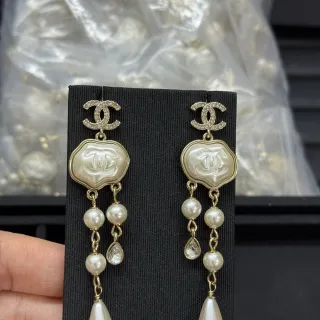 Chanel أقراط بيج ذهبي متشابكة سي سي شعار ريزين لوحة
