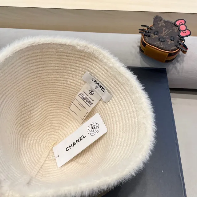 Chanel Sombrero de cubo de punto acanalado con ribete peludo dorado beige 2