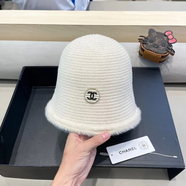 Chanel Sombrero de cubo de punto acanalado con ribete peludo dorado beige 3