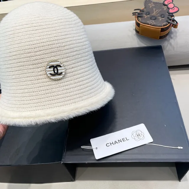 Chanel Sombrero de cubo de punto acanalado con ribete peludo dorado beige 5