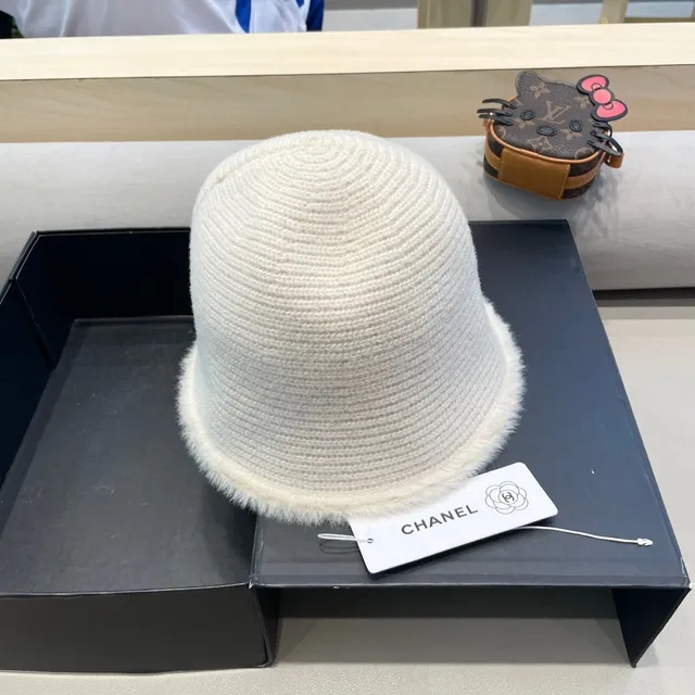 Chanel Sombrero de cubo de punto acanalado con ribete peludo dorado beige 7
