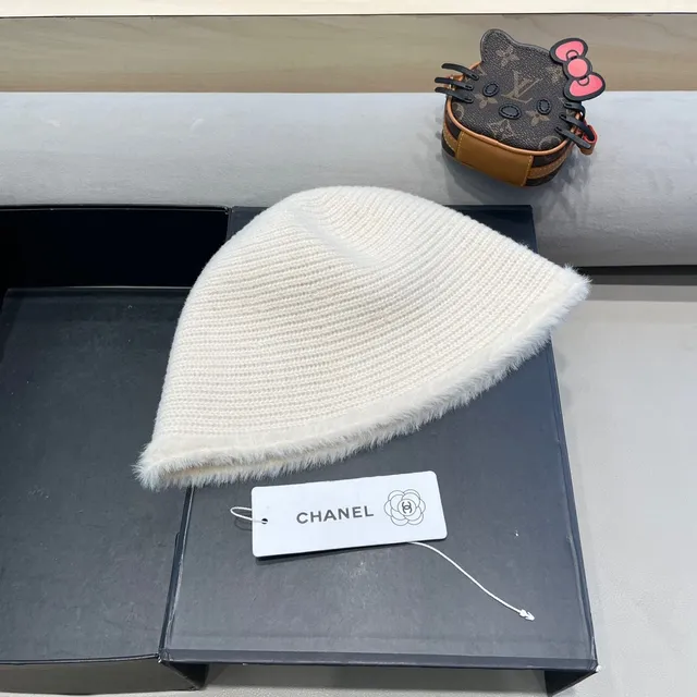 Chanel Sombrero de cubo de punto acanalado con ribete peludo dorado beige 9