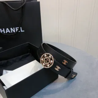 Chanel কালো সোনালি মুক্তা-এম্বেলিশড বৃত্তাকার বাকল আন্তঃবিদ্ধ CC লোগো চামড়া বেল্ট