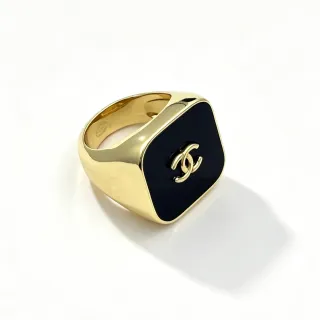 Chanel خاتم إناميل أسود ذهبي مربع