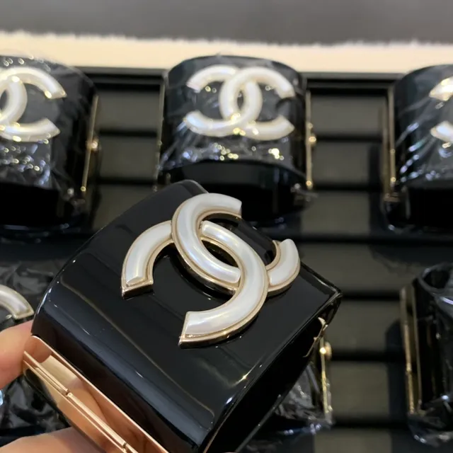 Chanel Black White Glossy Lacquer Enamel CC Logo Wristlet 9