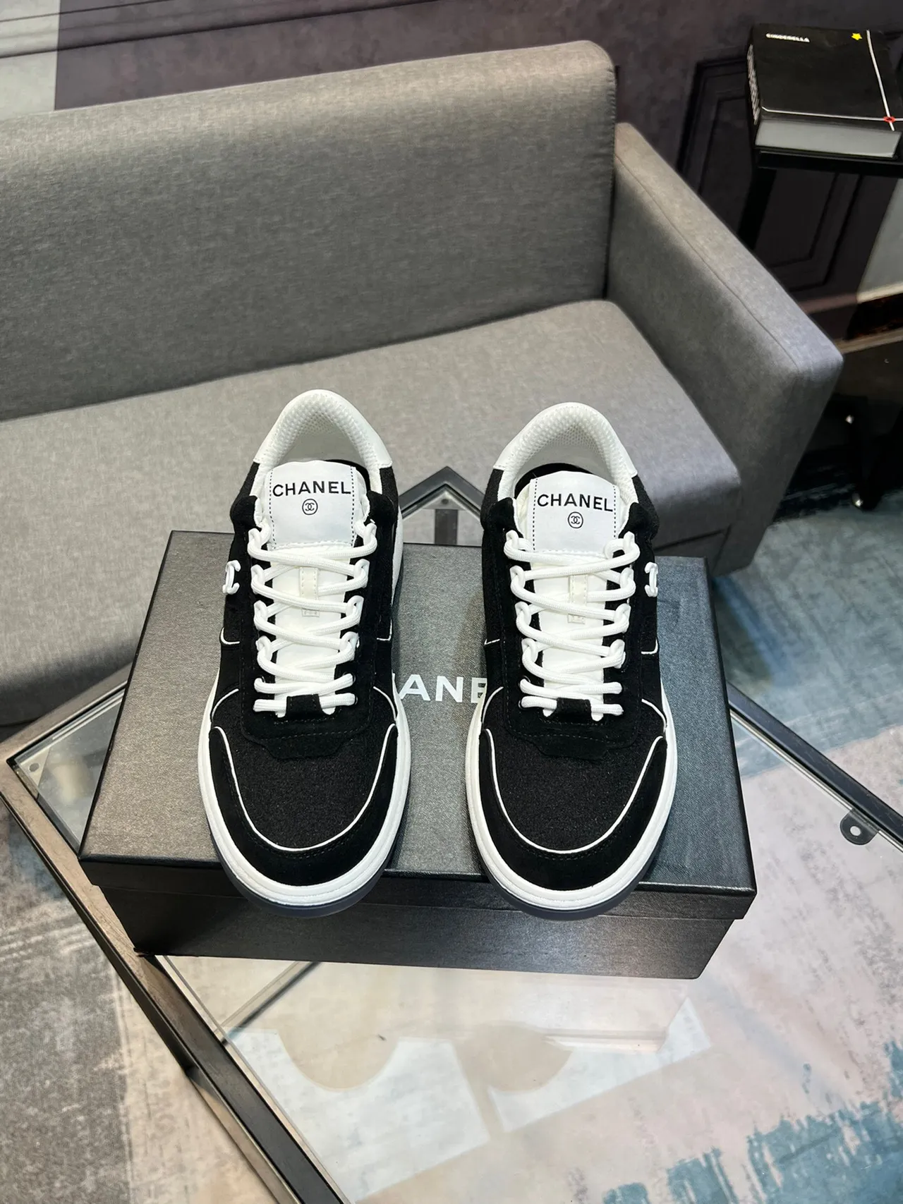 Chanel Tênis Lifestyle Preto e Branco de Baixo em Camurça-Mesh Híbrido 2