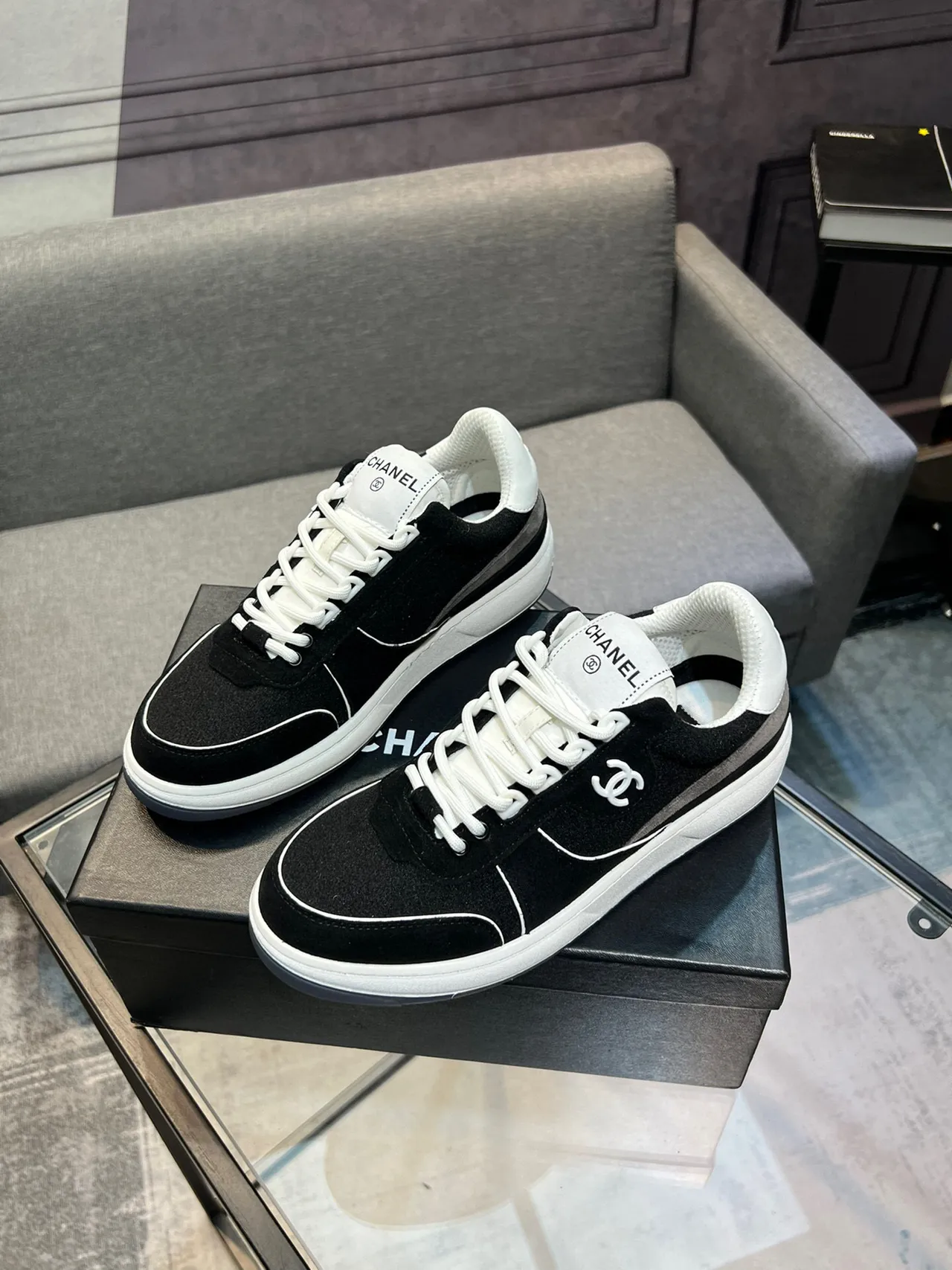 Chanel Tênis Lifestyle Preto e Branco de Baixo em Camurça-Mesh Híbrido 3