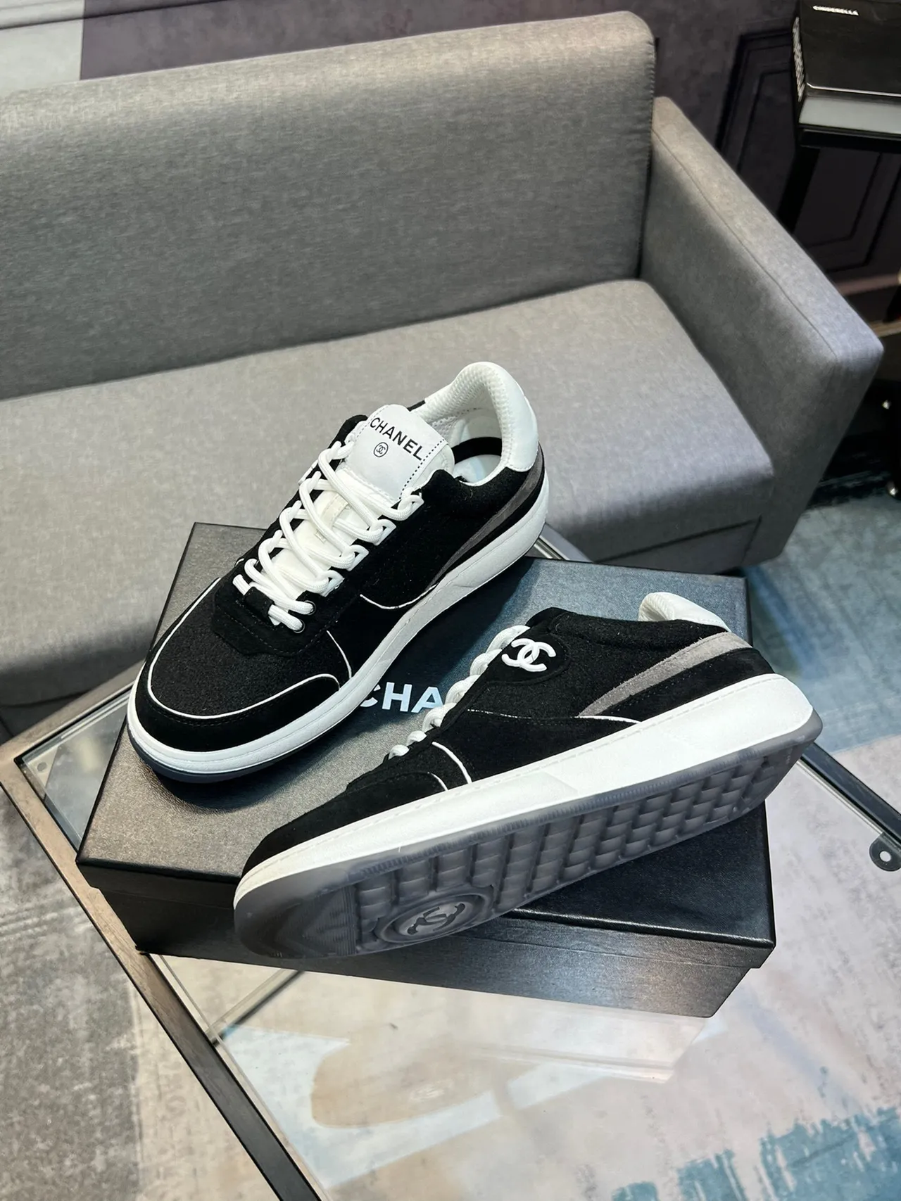 Chanel Tênis Lifestyle Preto e Branco de Baixo em Camurça-Mesh Híbrido 4