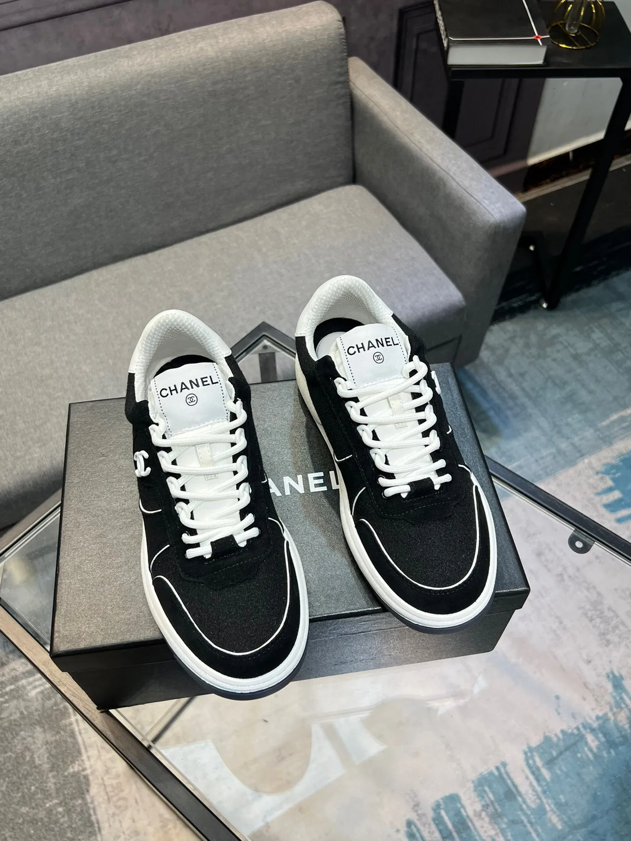 Chanel Tênis Lifestyle Preto e Branco de Baixo em Camurça-Mesh Híbrido 5