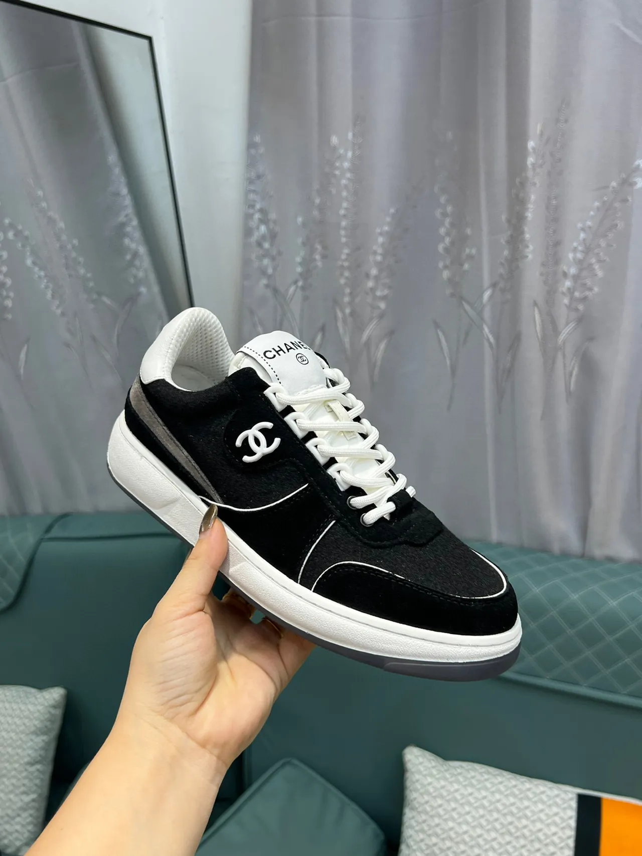Chanel Tênis Lifestyle Preto e Branco de Baixo em Camurça-Mesh Híbrido 6