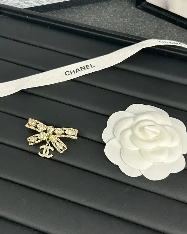 Chanel Bow-Shaped Crystal-Embellished Gold-Tone CC Logo Brooch 5
