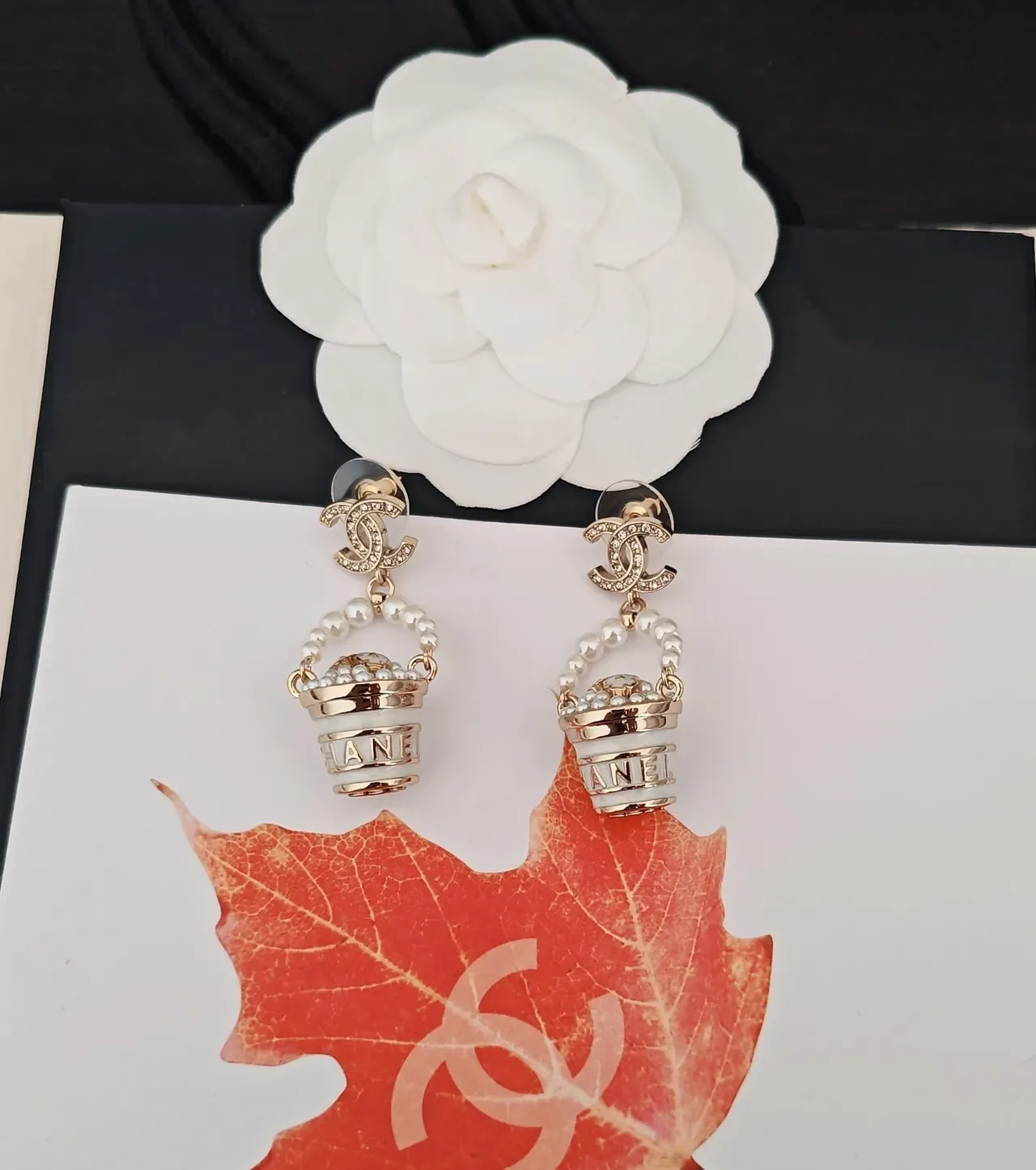 Chanel Bolsa Bucket Motivo Dourado Branco Brincos Pendentes Acionados com Pérolas 4