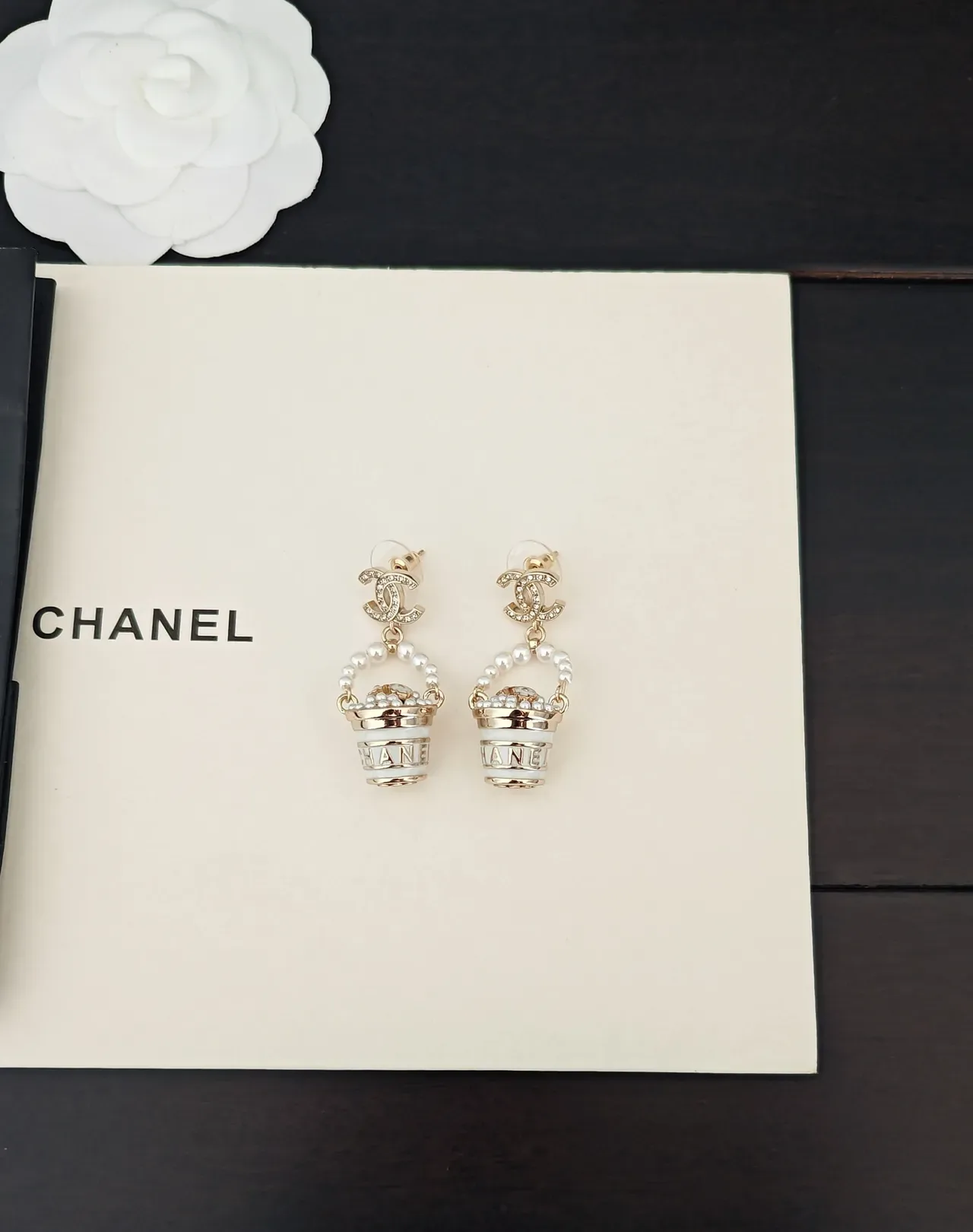 Chanel Bolsa Bucket Motivo Dourado Branco Brincos Pendentes Acionados com Pérolas 5