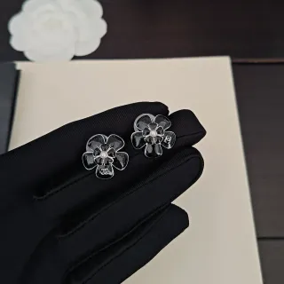 Chanel Camellia أسود أبيض زخرفة زهرية مينا أقراط